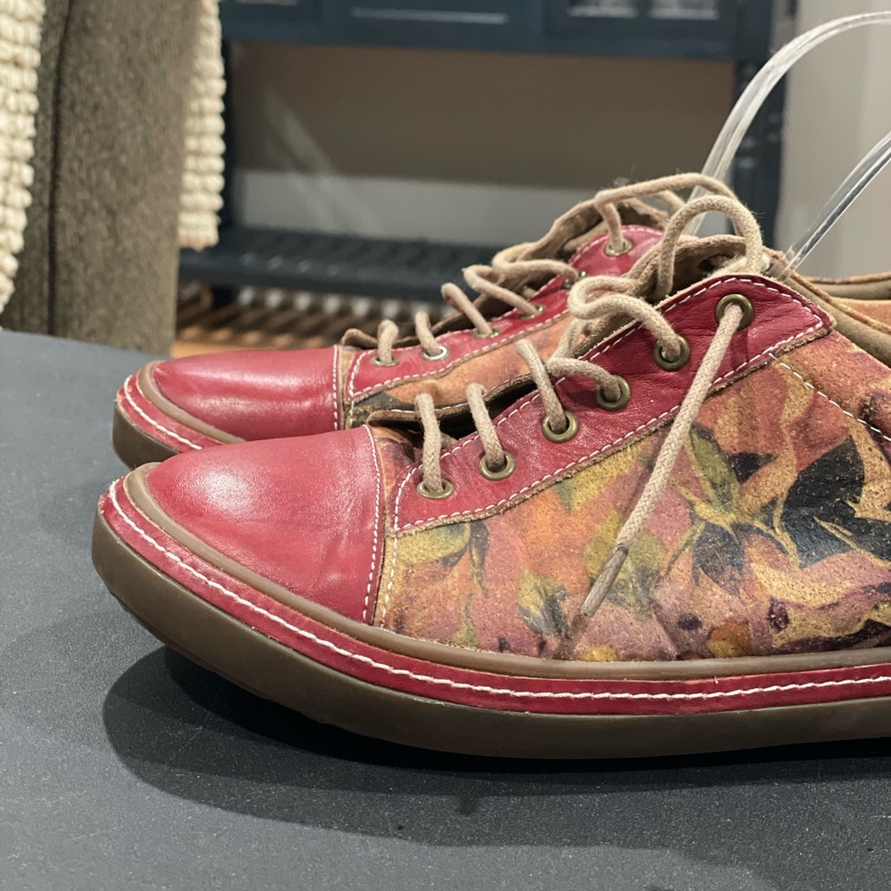 L'Artiste Spring Step Women's Red Floral Lace Up Casual Shoes - Picture 2 of 13